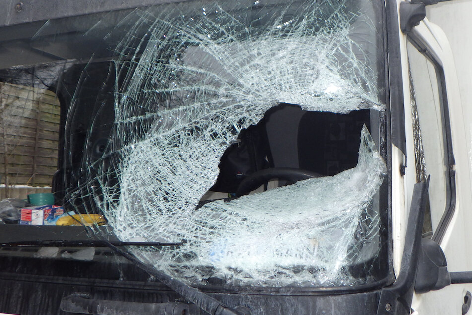 Fliegende Gefahr: Eisplatte durchschlägt Lkw-Scheibe und trifft Fahrer!