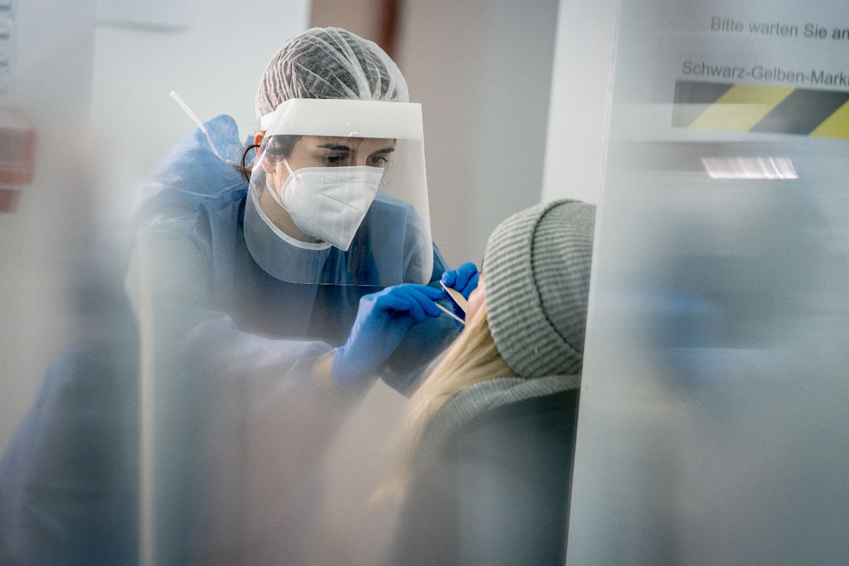 Medizinisch geschultes Personal nimmt einen Mund- und Nasenabstrich für einen Corona-Schnelltest. In Thüringen können noch keine kostenlosen Tests angeboten werden.