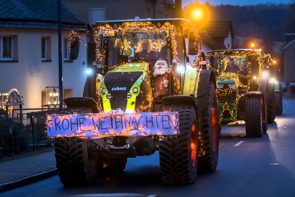 Der Traktor-Korso brachte den Pflegebedürftigen im Erzgebirge Freude und Geschenke.