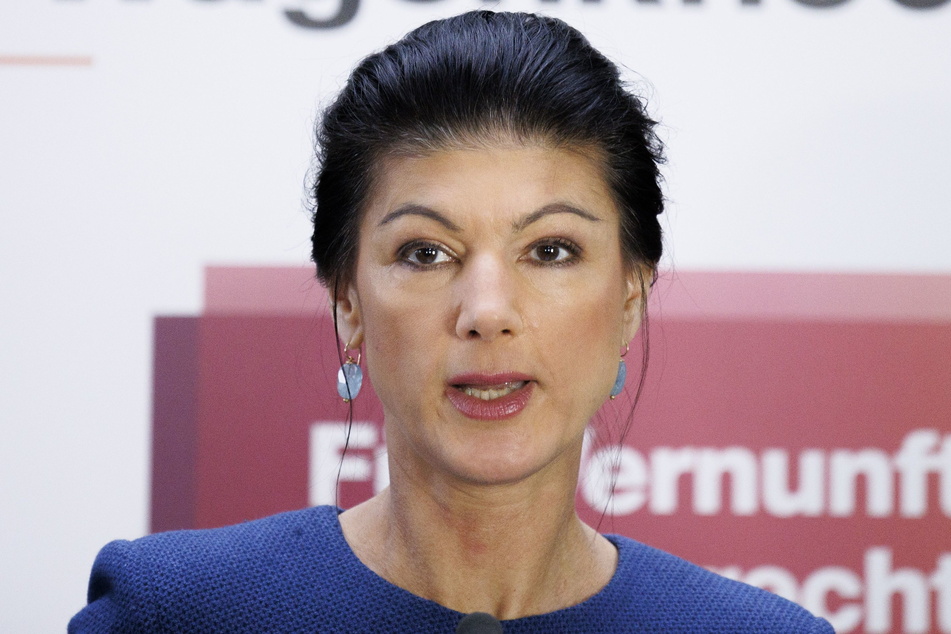 Sahra Wagenknecht (54) zückt im Sachsen-Wahlkampf die Zapfpistole.