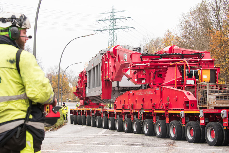 Mit großer Verspätung: Trafo-Schwertransport nach fast einer Woche endlich angekommen