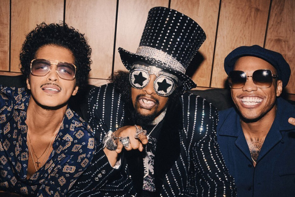 Bruno Mars (l) and Anderson. Paak (r) pose with iconic 70s singer, Bootsy Collins (m).
