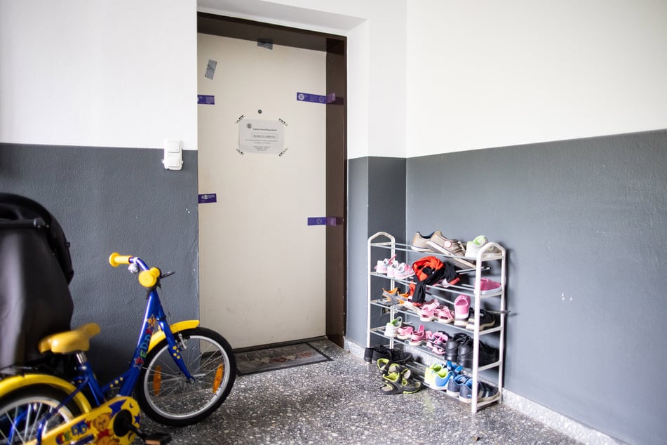Siegel der Polizei hängen an einer Wohnungstür in einem Wohnhaus. Hier soll die damals 27-jährige Mutter ihre Kinder ermordet haben.