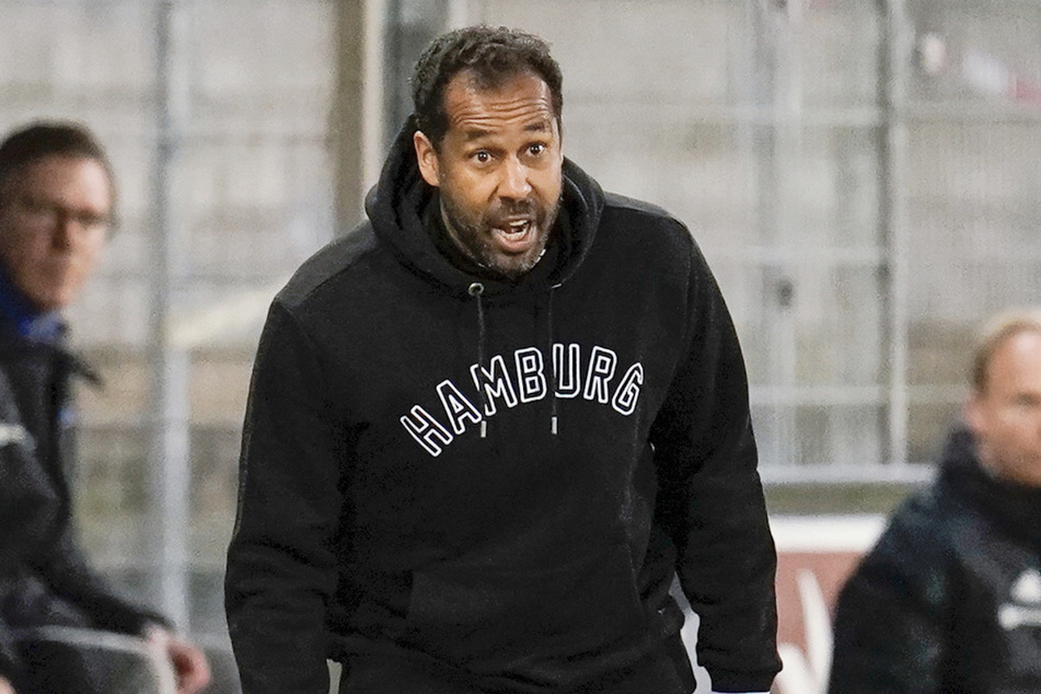 Hamburgs Trainer Daniel Thioune (46) gibt Anweisungen.