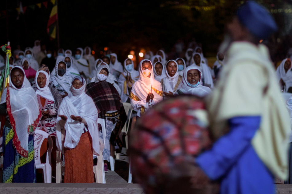 Äthiopisch-orthodoxe Christen zünden während eines Gottesdienstes in der Kathedrale von Medhane Alem im Stadtteil Bole Medhanealem Kerzen an und beten für den Frieden.