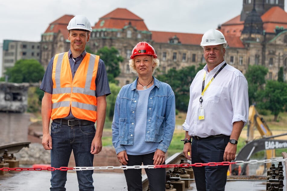 Zufrieden mit der Übererfüllung des Zeitplans: Dresden-OB Dirk Hilbert (53, FDP, r.), Straßenbau-Amtsleiterin Simone Prüfer (59) und Holger Jackl (48, Prokurist Hentschke Bau).