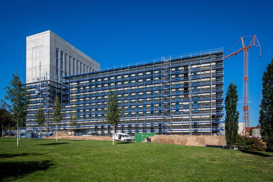 Der neue Uni-Campus der TU Freiberg nimmt Formen an. Der Rohbau steht bereits.