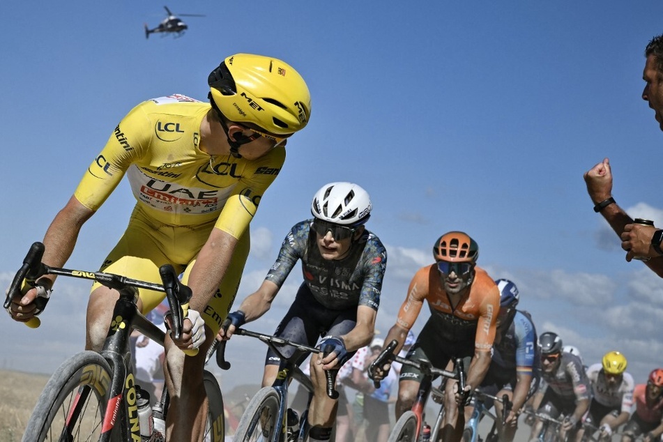 Auf dem Rad des Teamkollegen hielt Vingegaard (2.v.l.) Anschluss an den Tour-Führenden Tadej Pogacar (gelbes Trikot, 1.v.l.).