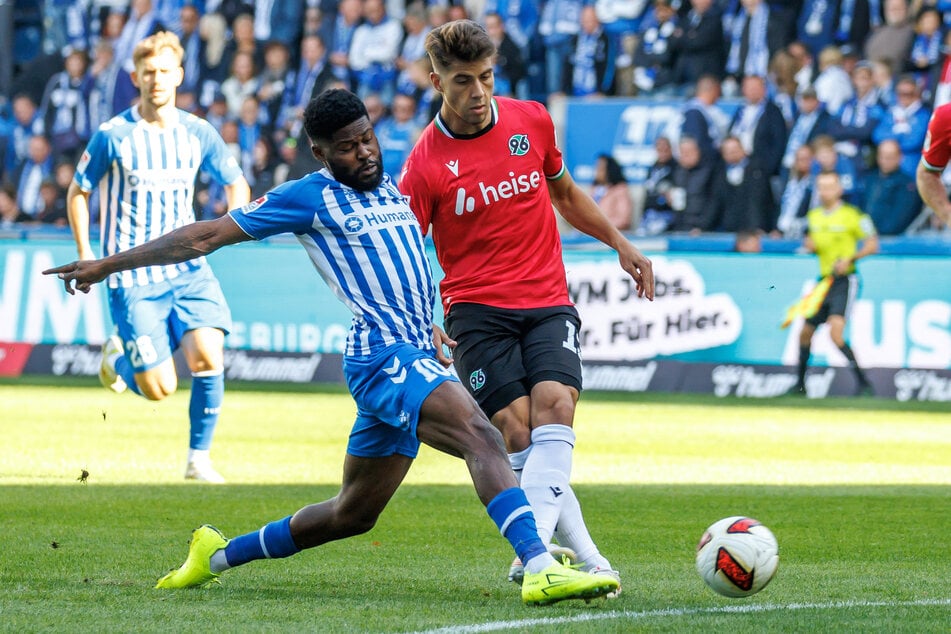 Franz Roggow (r., 24) braucht viel zu lange zum Abspielen und verhält Momo Kwarteng (28) damit zu seinem ersten Saisontreffer.