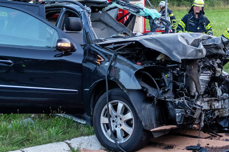 Auf der B27 bei Hünfeld-Rückers in Osthessen kam es am Mittwochmorgen zu einem tragischen Unfall: Eine Mercedes-Fahrerin wurde dabei schwer verletzt.
