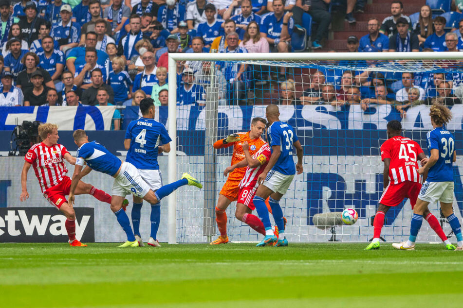 Morten Thorsby (l.) setzt sich gegen drei Schalker durch und köpft aus kurzer Distanz zum 1:0 für Union Berlin ein.