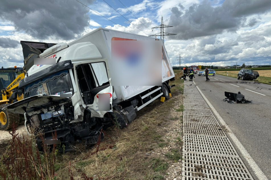 Unfall auf B25 bei Nördlingen: Frontal-Zusammenstoß zwischen Auto und Lkw