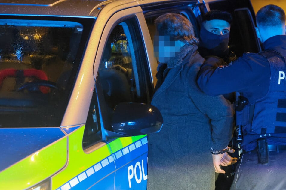 Attacke auf Polizei in Solingen: 200 Tuner gehen auf Streifenwagen los