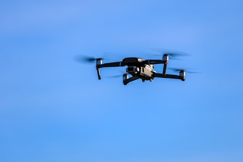 Drohnen werden in der hybriden Kriegsführung oft zur Aufklärung und Störung von Luftfahrteinrichtungen verwendet.