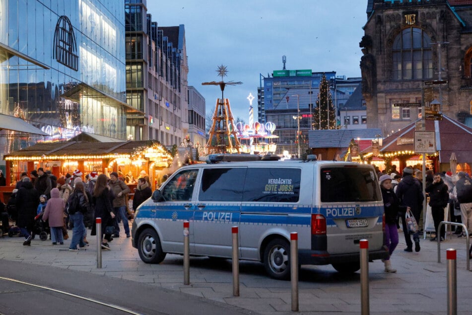 In den vergangenen Jahren wurden die Zufahrtswege auf dem Weihnachtsmarkt zusätzlich durch Fahrzeuge versperrt.