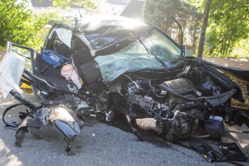 Schwerer Unfall: Auto kracht gegen Ampel und wird zerfetzt