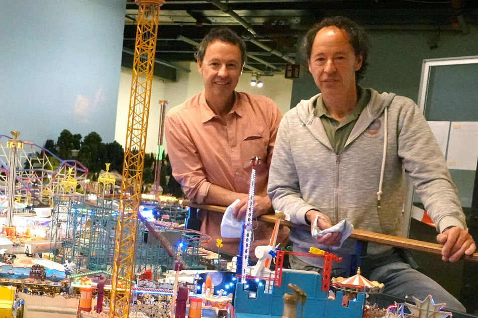 Frederik (l) und Gerrit Braun (r) vom Miniatur-Wunderland Hamburg planen gemeinsam mit dem Europa-Park Rust den Aufbau einer virtuellen Erlebniswelt. (Archivbild)
