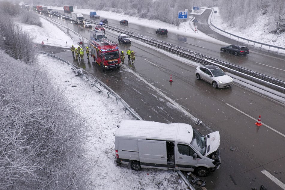 Auf schneeglatter Fahrbahn kam der Transporter ins Schleudern, krachte in die Leitplanke und überschlug sich.