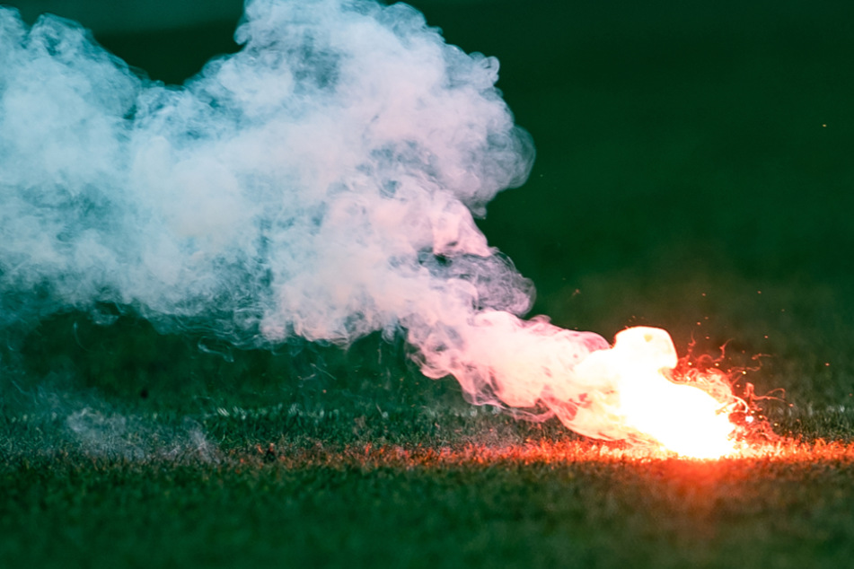 Während des Spiels flog Pyrotechnik auf den Rasen.