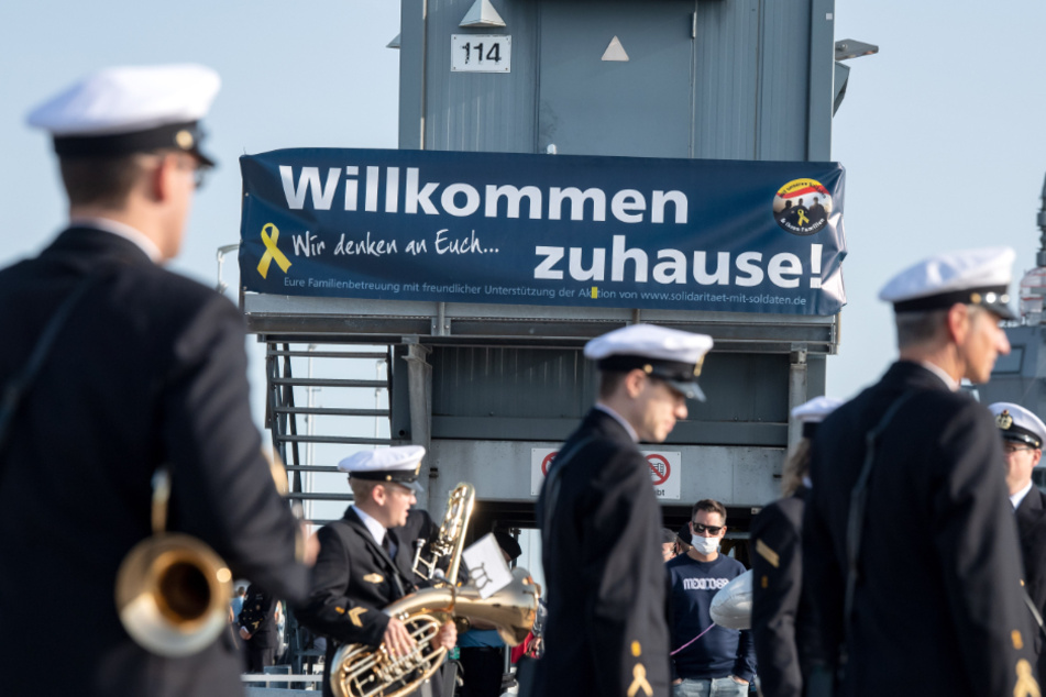 Mit Musik und Willkommensbanner wird die einlaufende "Berlin" in Wilhelmshaven begrüßt.