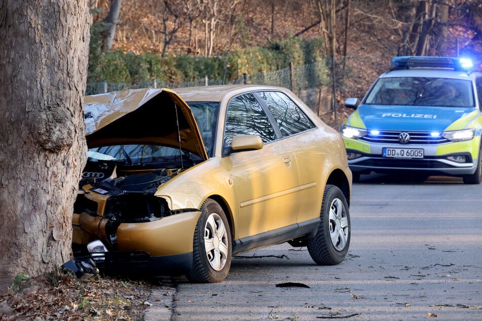 Auf der Erfenschlager Straße in Chemnitz krachte ein Audi frontal gegen einen Baum.