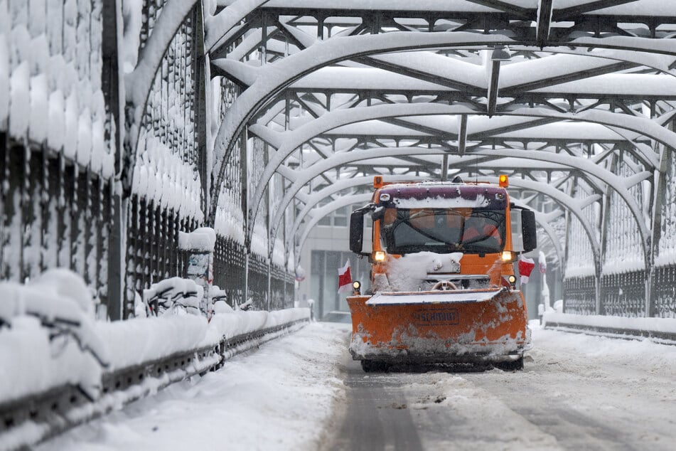 Im Dezember 2023 waren Schneepflug und Co. im Dauereinsatz. Ob es auch in diesem Jahr einen so harten Winter gibt?