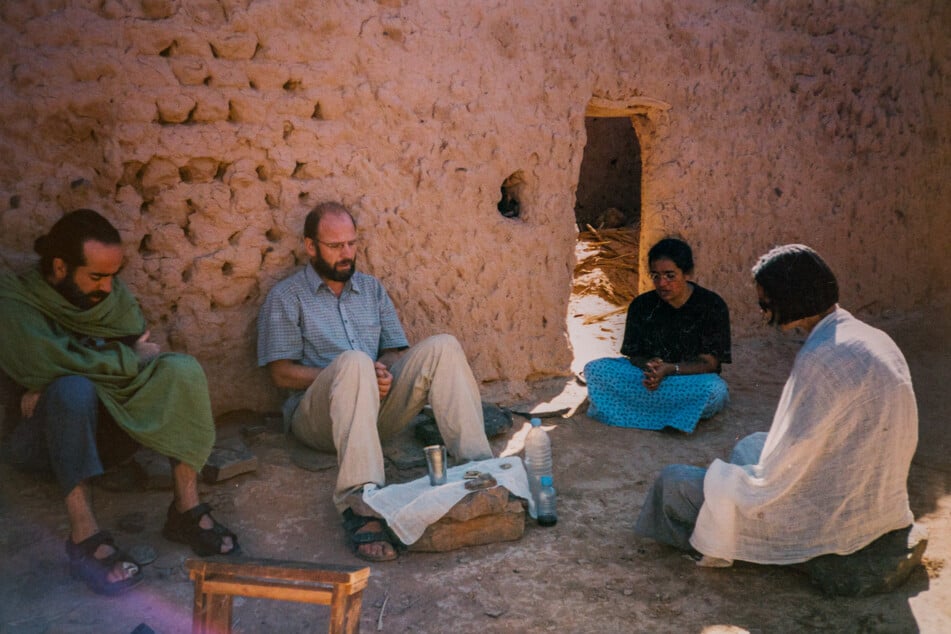 "Platz ist in der kleinsten Hütte": Gebet im Jahr 2002 mit Jugendlichen in einer Oase in Algerien.