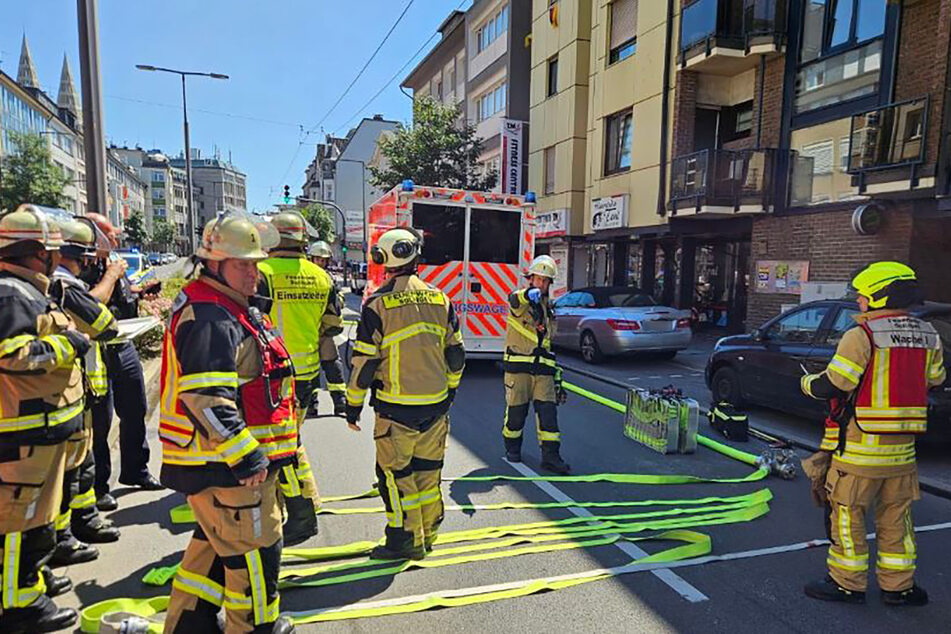 Einsatzkräfte der Feuerwehr und Polizei suchen in der Innenstadt von Solingen nach der Ursache für ein lautes Knallgeräusch und eine Rauchwolke.