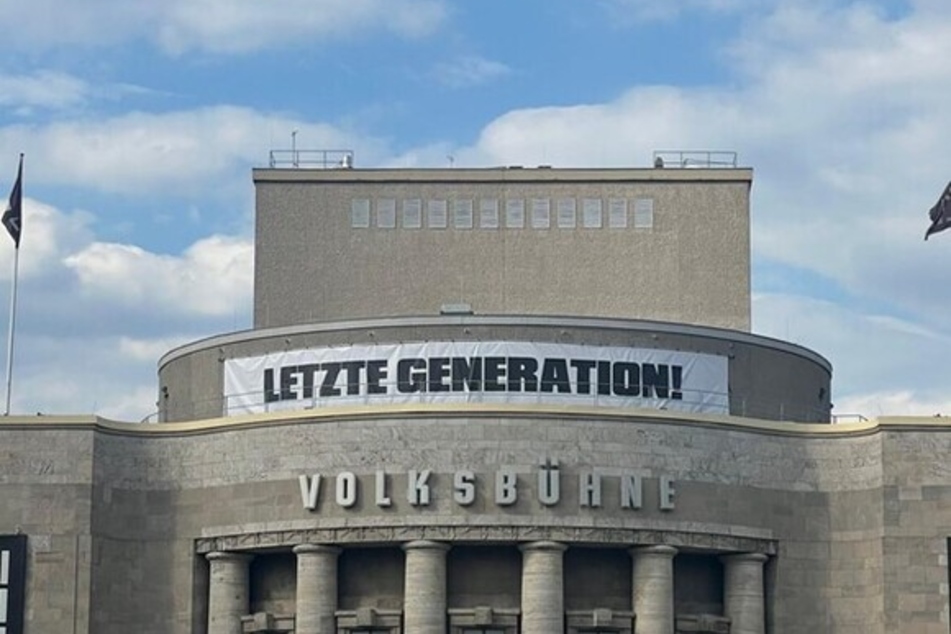 Die Volksbühne am Rosa-Luxemburg-Platz in Berlin solidarisiert sich mit den Klimaschützern.