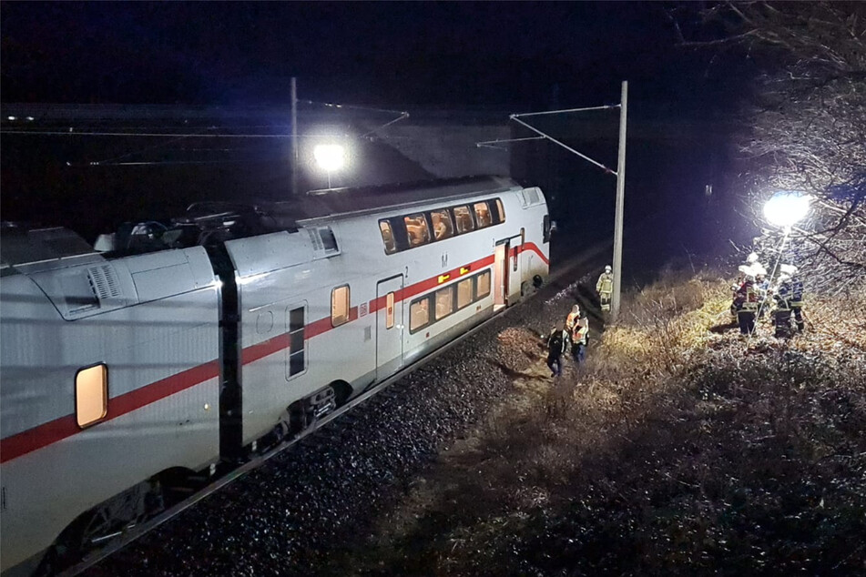 In Brandenburg ist ein Mensch beim Zusammenstoß mit einem Intercity gestorben.