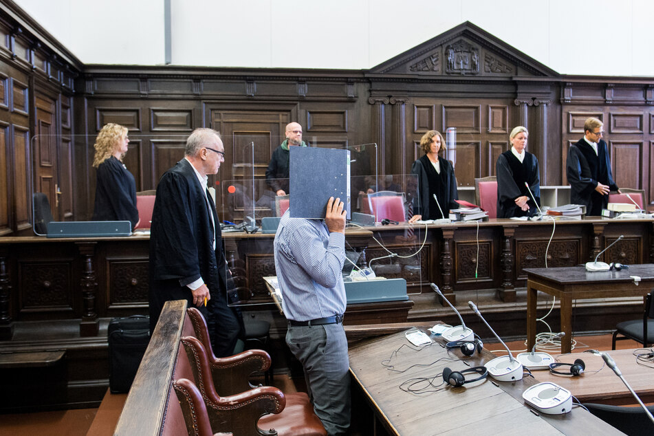 Der 54-jährige Angeklagte (vorne) steht im Landgericht neben seinem Verteidiger Siegfried Schäfer (2. vl.).