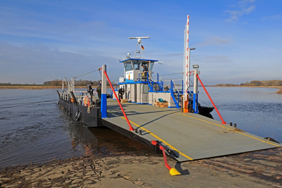 Das Auto versankt vollständig in der Elbe. (Archivbild)