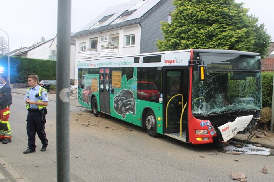 Der Bus wurde bei seinen zahlreichen Zusammenstößen im Frontbereich ordentlich beschädigt.
