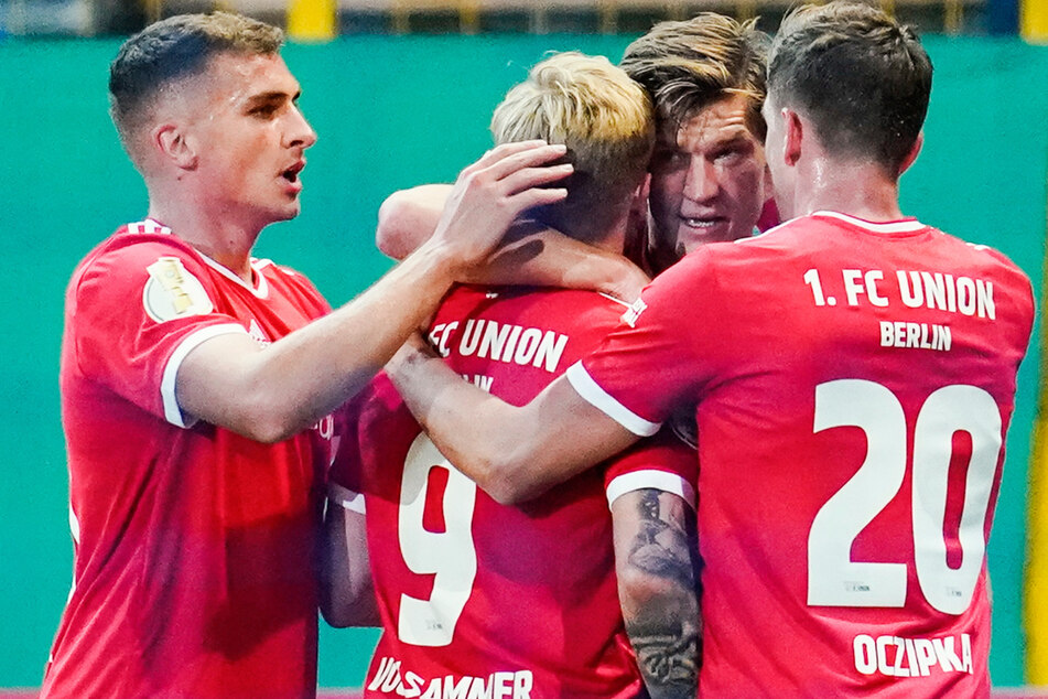 Unions Kevin Behrens (2.v.r.) jubelt mit seinen Teamkollegen Grischa Prömel (v.l.n.r.), Andreas Voglsammer und Bastian Oczipka über seinen Treffer zum 1:1.