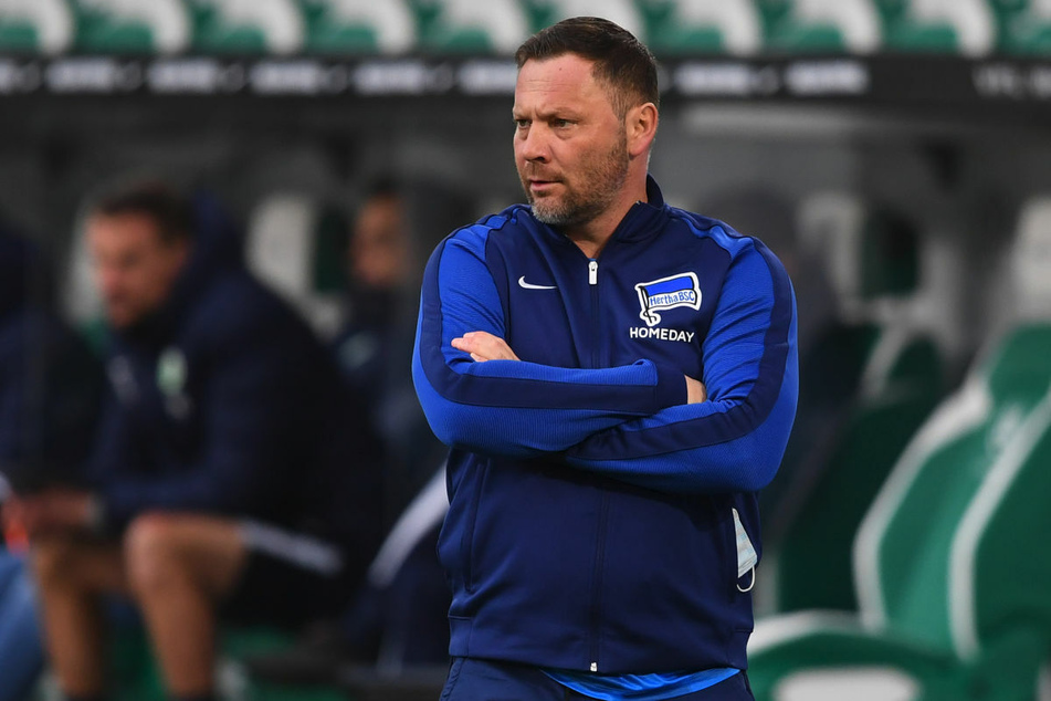 Pal Dardai (44) steht mit verschränkten Armen am Spielfeldrand. Nach dem Spiel haderte der Hertha-Coach mit dem Schicksal.