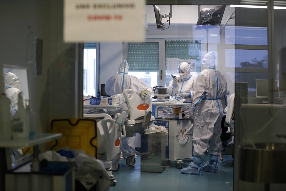 Portugal, Lissabon: Mitarbeiter des Gesundheitswesen tragen Schutzkleidung während sie auf der Corona-Intensivstation arbeiten.