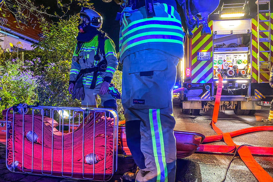 Wegen eines mutwillig herbeigeführten Kellerbrandes mussten Feuerwehrleute an der Florian-Geyer-Straße ihre Löschausrüstung in Stellung bringen.