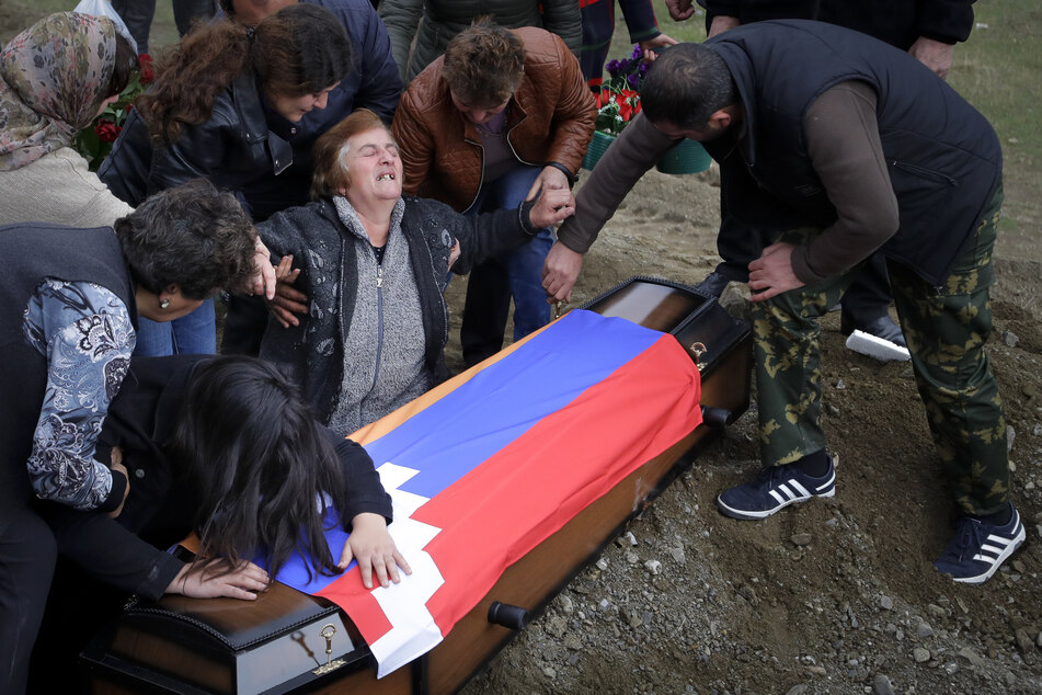 Angehörige von Mkhitar Beglarian, einem armenischen Soldaten der Armee Berg-Karabachs, der während des Konflikts getötet wurde, trauern während seiner Beerdigung.