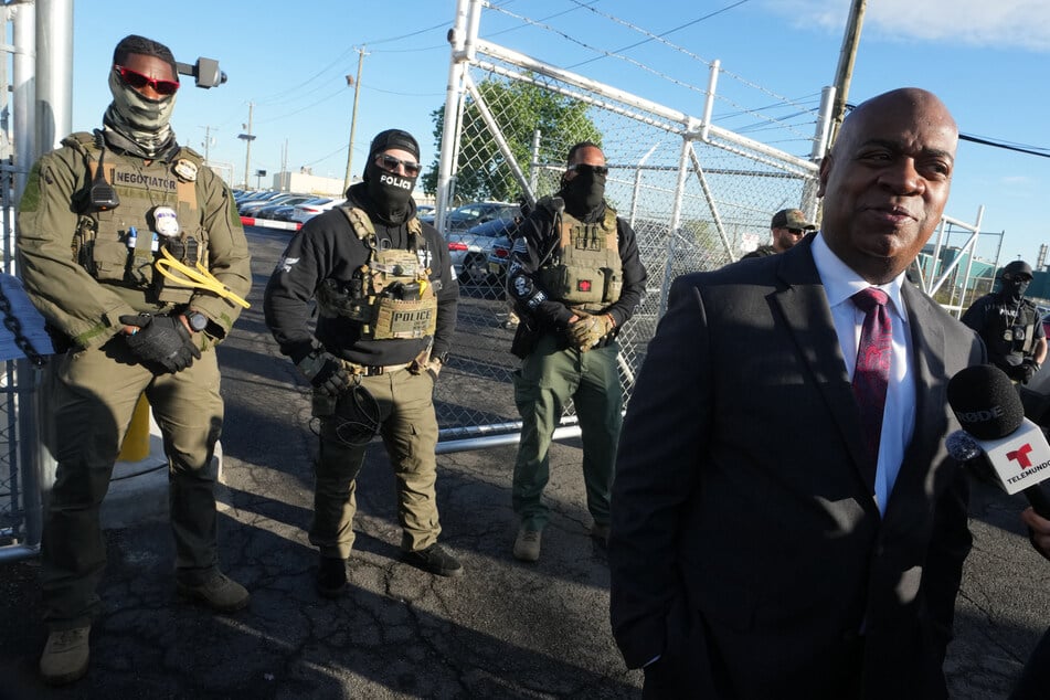 Mayor Ras Baraka (r.) of Newark speaks to the press near ICE agents at a demonstration outside an immigrant detention center in Elizabeth, New Jersey on Wednesday.