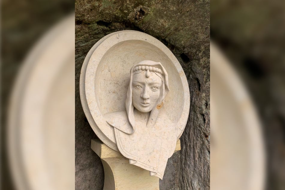 Das Medaillon aus Sandstein stellt Königin Maria Anna von Sachsen dar, die von 1805 bis 1877 lebte.