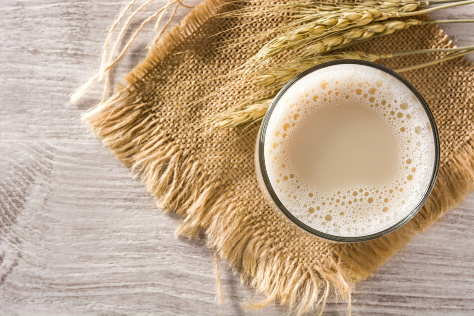 Ob im Kaffee, im Müsli oder im Teig - in vielen Bereichen ersetzt die klimafreundliche Hafermilch die klassische Kuhmilch. (Symbolbild)