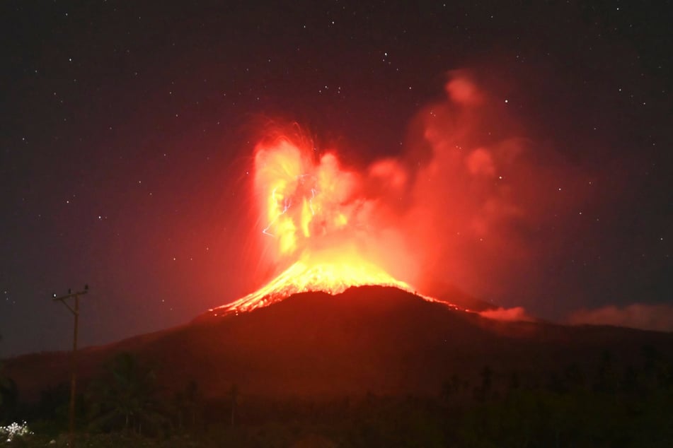 Lava am Hang des Vulkans Lewotobi Laki-Laki während der Eruption.