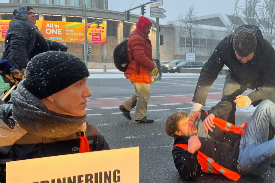 "Letzte Generation" meldet sich mit Straßenblockaden zurück: Aktivisten kleben auf drei Autobahnausfahrten