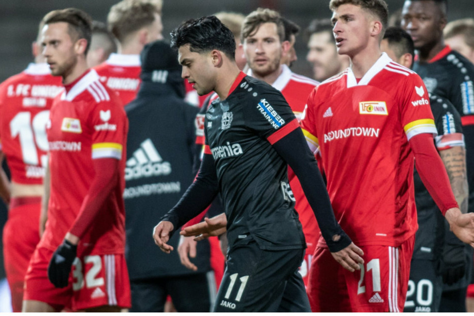 Nadiem Amiri (24, M) von Bayer Leverkusen entfernt sich mit ernstem Blick von Berlins Grischa Prömel (26, r.).