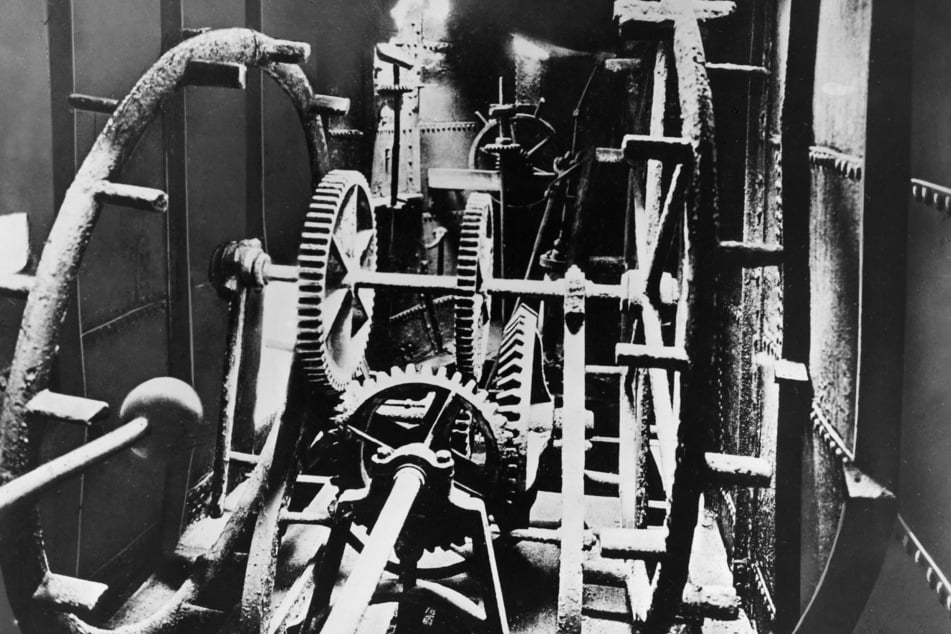 Im Inneren des Brandtauchers waren zwei große Treträder, welche mit Muskelkraft bedient wurden und damit für den Antrieb der Schiffsschraube sorgten. Auch die Pumpen, die das Wasser für den Auftrieb aus dem Gefährt entfernen sollten, erhielten so ihre Energie. Ein Verbrennungsmotor wurde erst 35 Jahre später patentiert.