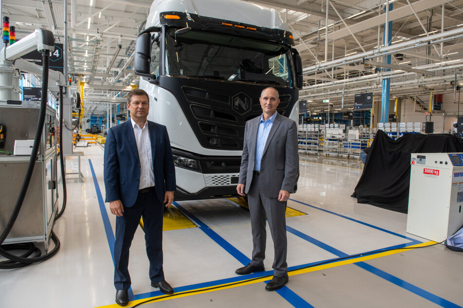 Iveco-Chef Gerrit Marx (l.) und Mark Russel, der CEO von Nikola, präsentieren ihren Lastwagen mit Batterieantrieb.