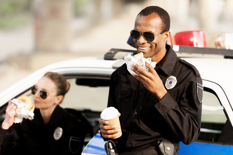 Gerade als ein Polizist in seiner Pause aß, bekam er einen Brief zugesteckt. (Symbolbild)