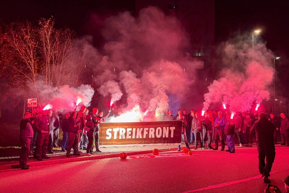 Sächsische Metaller im Warnstreik: In der Industrie werden die Auftragsbücher leerer und das Nervenkostüm wird dünner.