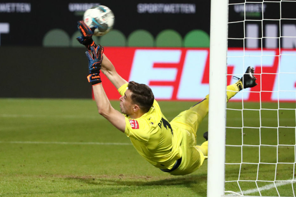 Trotz großartiger Paraden musste Werder-Keeper Jiri Pavlenka (28) in der vergangenen Saison 69 mal hinter sich greifen. Nur Paderborns Abwehr war noch schwächer und ließ 74 Gegentore zu. In der neuen Bundesliga-Saison muss die Bremer Abwehr stabiler stehen, um nicht wieder zur Schießbude der Liga zu werden.