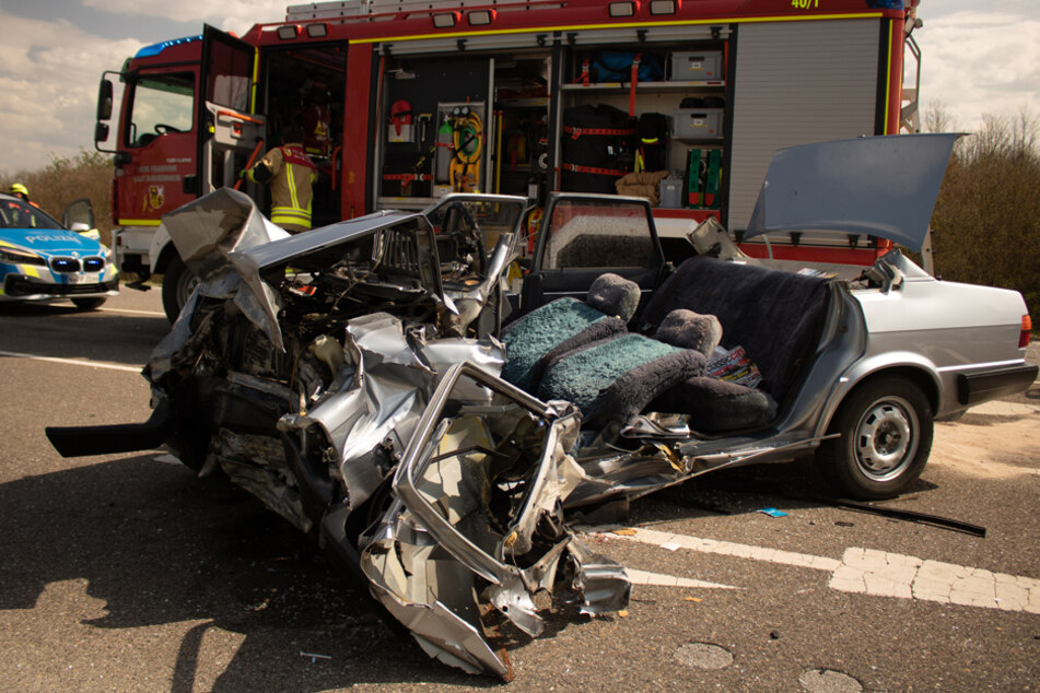 Heftiger Crash beim Abbiegen: Mann wird lebensgefährlich verletzt
